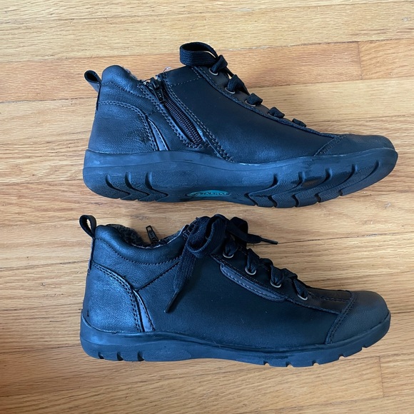 Planet Black Leather Sneaker. Size 8. - Picture 5 of 9